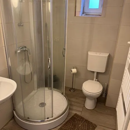 Csoemoeri Vendeghaz Guest house *